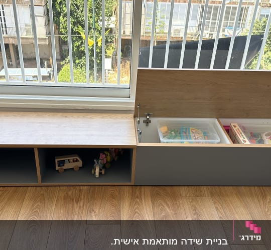 ארון עץ עם דלת פתוחה, צעצועים בפנים
